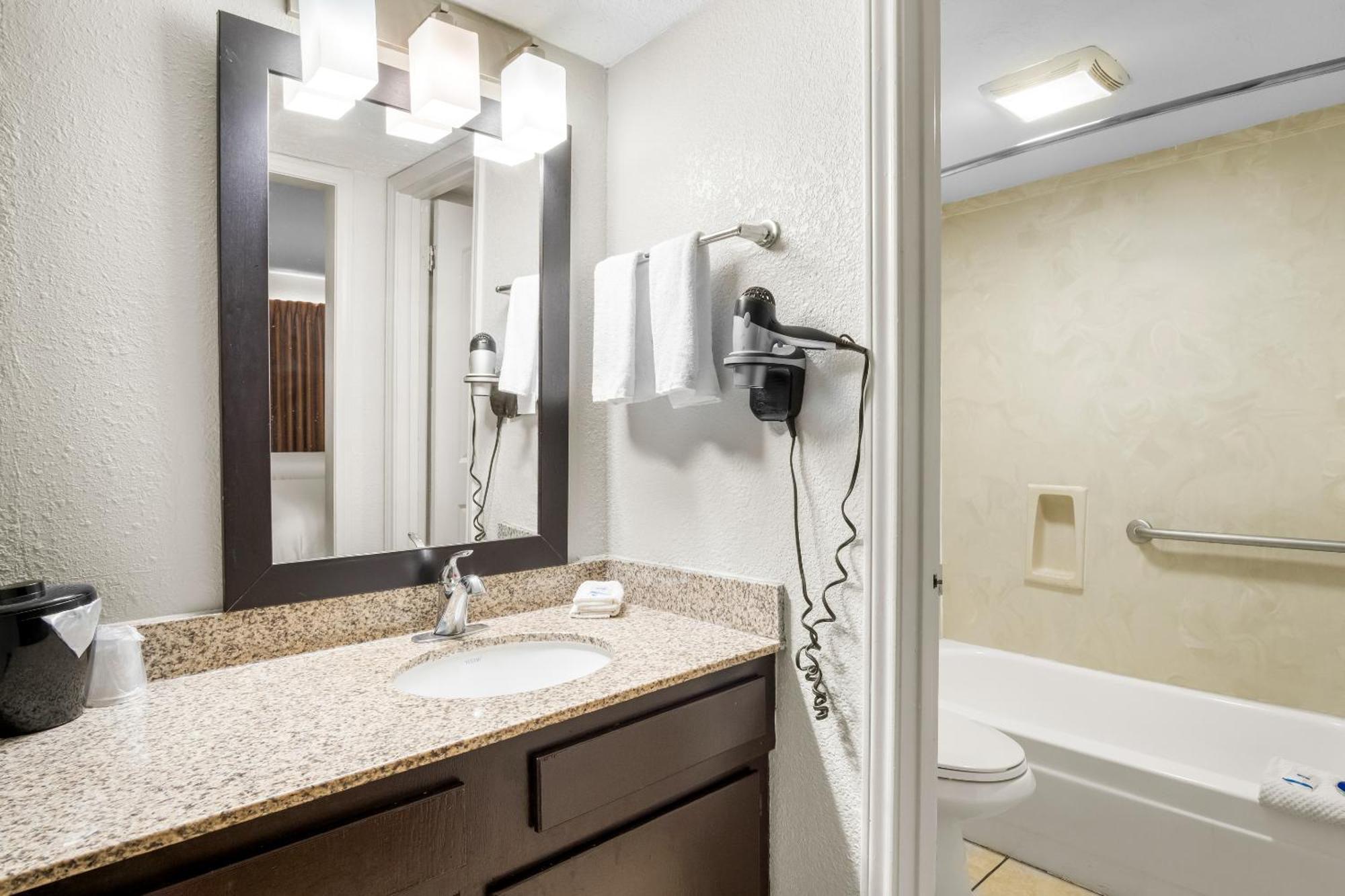 Rodeway Inn Уэйко Экстерьер фото